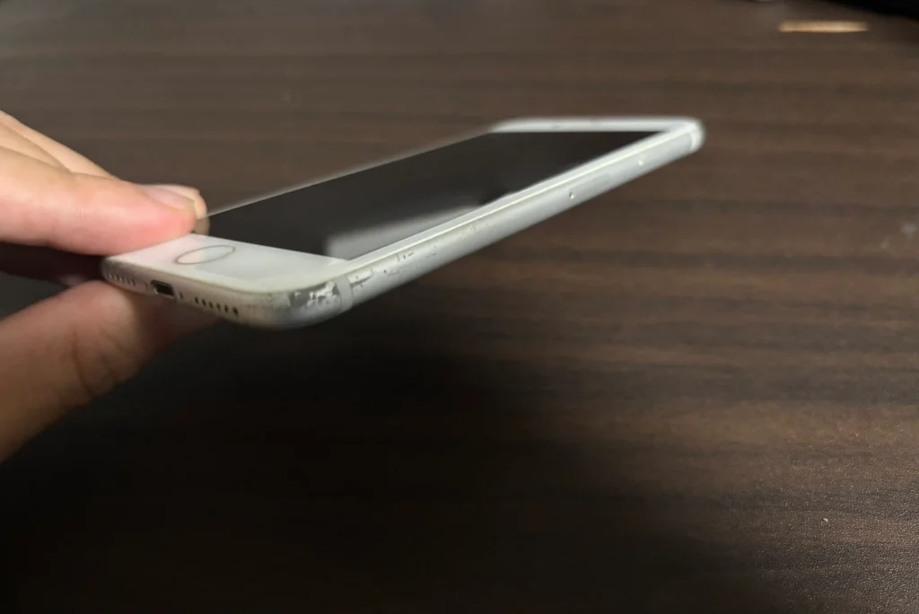 フリマアプリで騙されたボロボロのスマートフォン